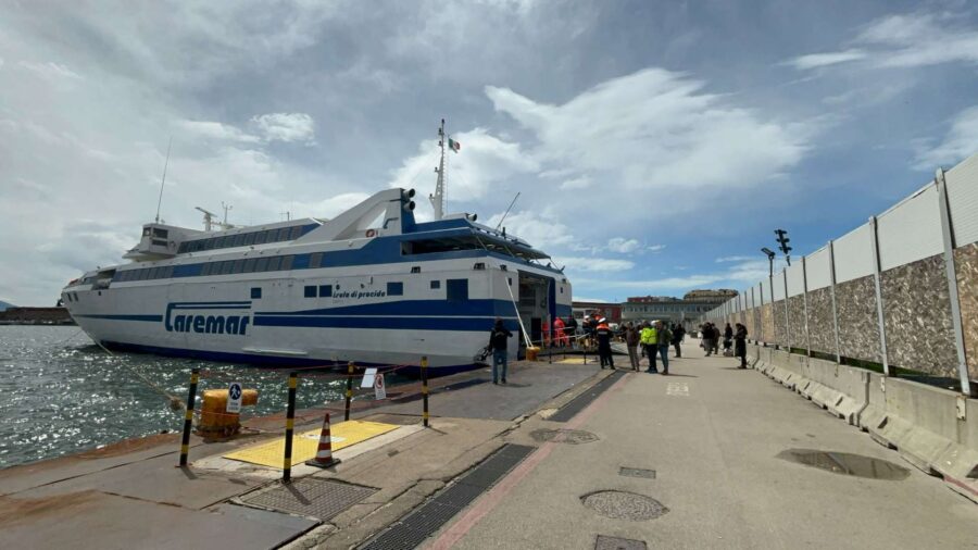 Incidente al porto di Napoli causa maltempo, sul traghetto