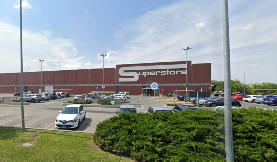 donna investita nel parcheggio del supermercato