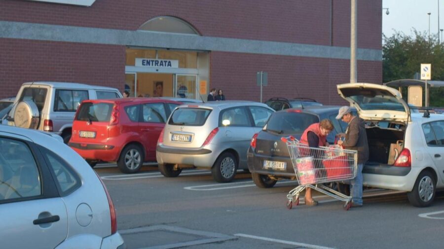 donna investita nel parcheggio del supermercato