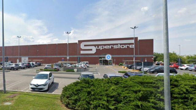 “In gravi condizioni” Brutto incidente nel parcheggio di un supermercato: immediato l’intervento dei soccorsi