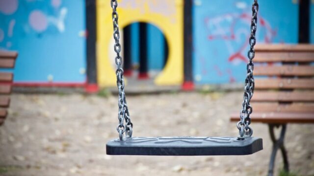 Paura e panico in un parco giochi, la donna ha iniziato a gridare per il dolore e i presenti sono fuggiti via con i bambini