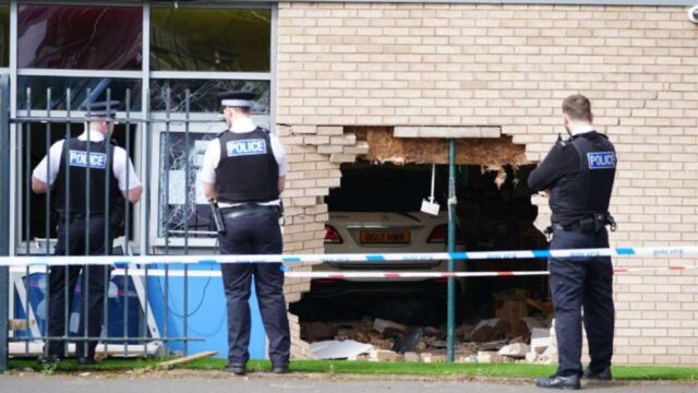 Donna al volante di un SUV sfonda il muro di una classe di scuola elementare: il bilancio dell’incidente