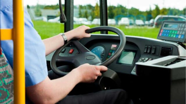 Fa scendere i bambini e poi si accascia al volante: per l’autista dello scuolabus non c’è stato nulla da fare