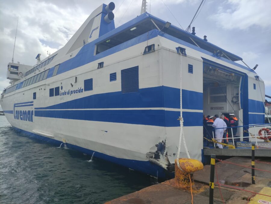 Incidente al porto di Napoli causa maltempo, sul traghetto