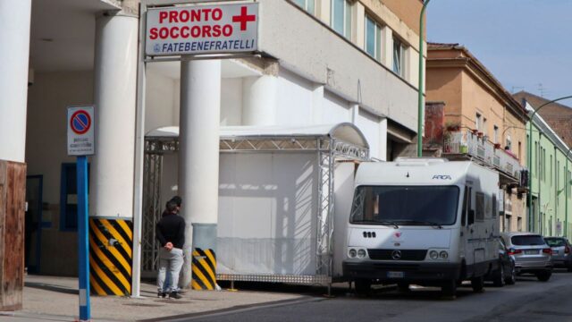 Paura e panico al pronto soccorso: afferra una sedia e… una delle due donne è in codice rosso