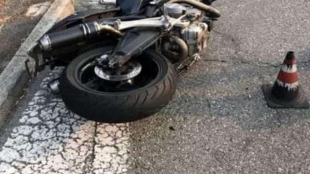 Tragedia a Marigliano, con la sua moto finisce contro un palo, 46enne morta sul colpo