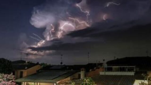 Allerta meteo: la protezione civile lancia l’allerta in questa regione, paura per i forti temporali e rovesci