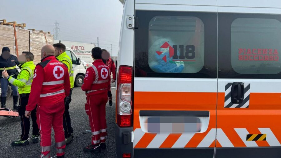 Camion ribaltato a Piacenza