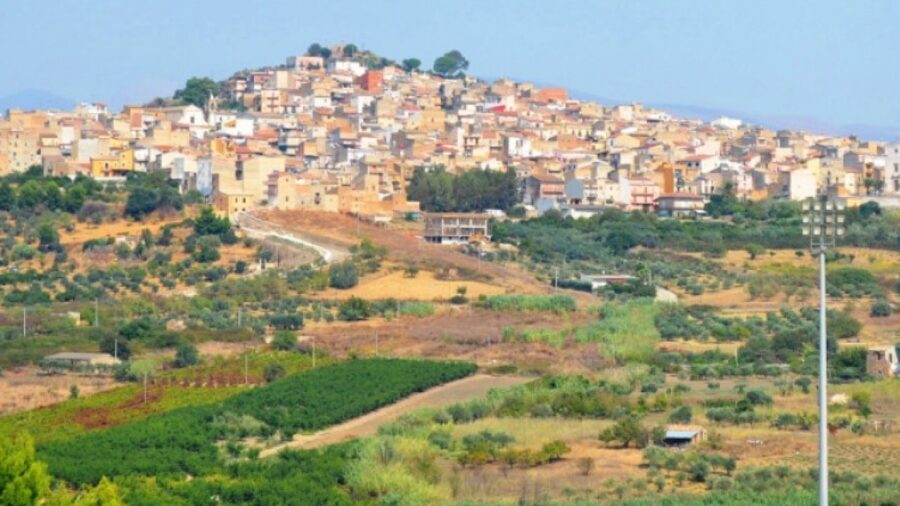 cianciana, Accoltella la moglie e i due figli piccoli