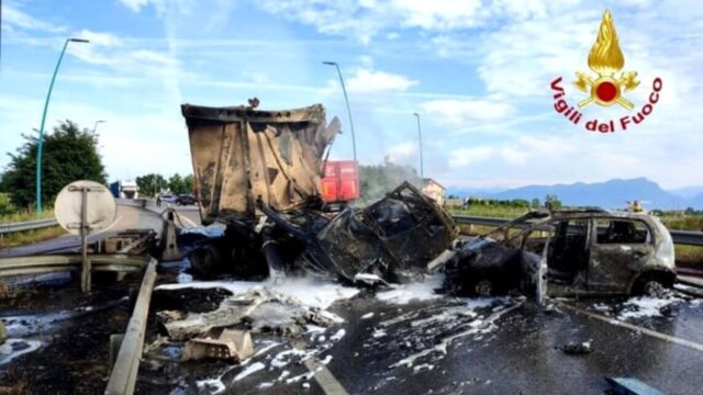 Incidente frontale tra due camion e un’auto, divampano le fiamme: il bilancio è disastroso