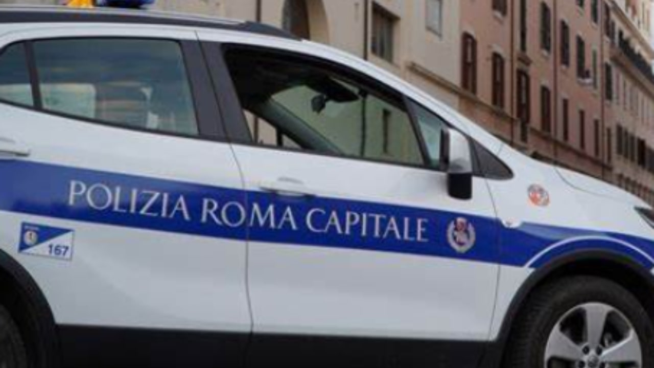 La polizia salva una ragazza abbandonata dalla madre