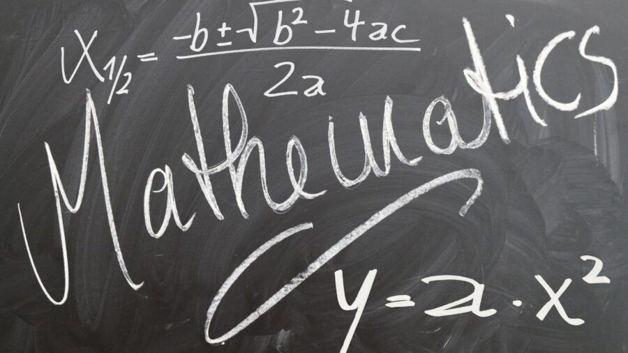 Non riesce a risolvere il test di matematica così fa una cosa che stupisce l’insegnante: il gesto diventa virale