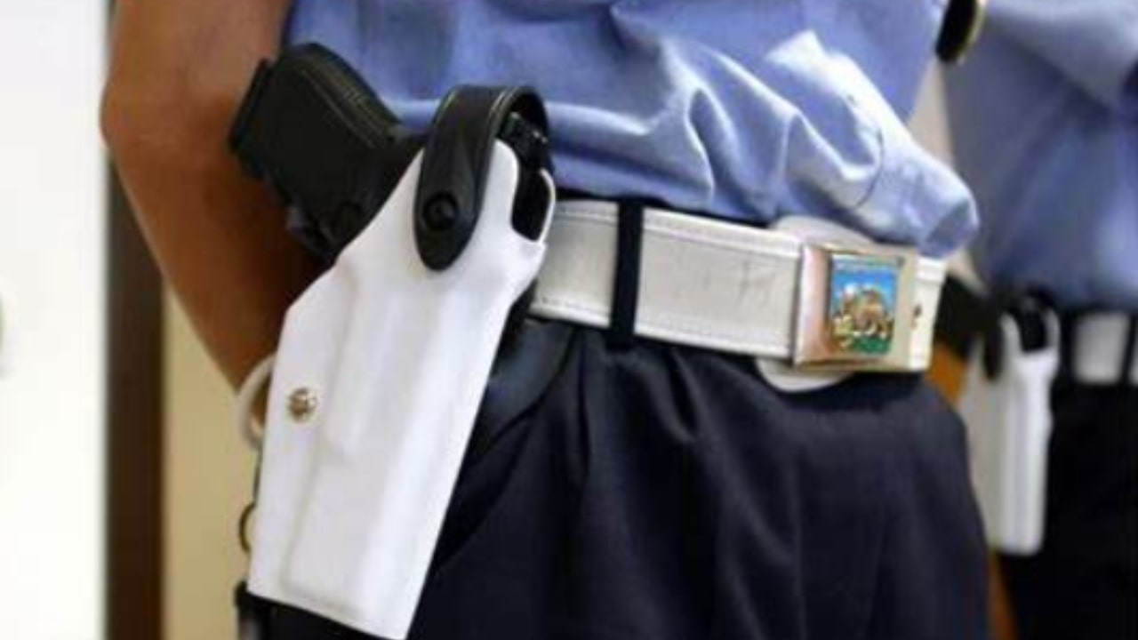 Un colpo parte dalla sua pistola: giovane poliziotto di 22 anni perde la vita