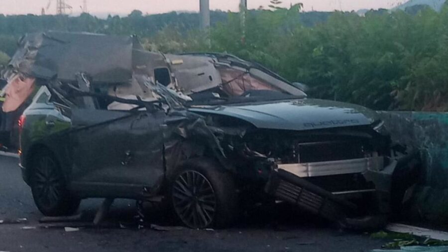 Si schiantano contro un camion accostato, muore la giovane di Lecco