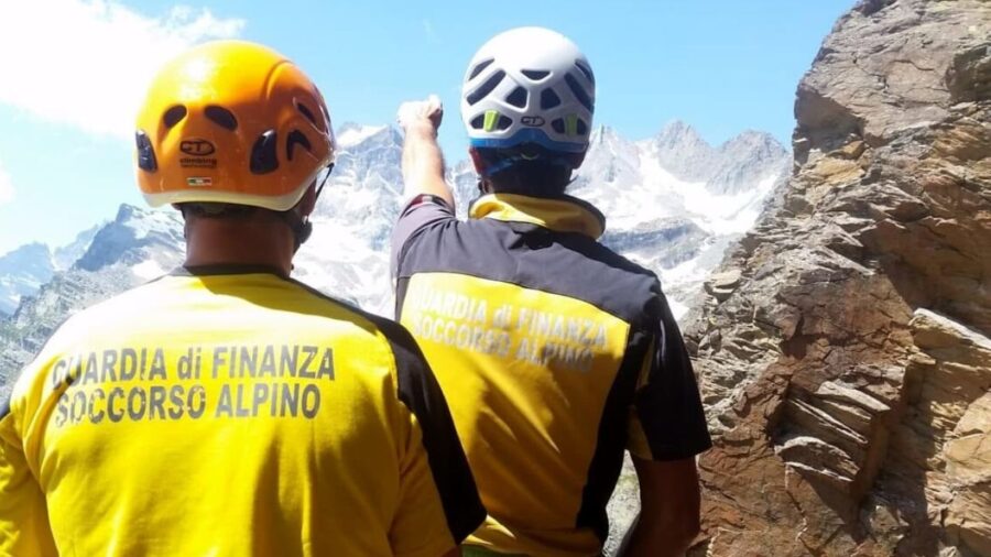 Tre militari del Soccorso Alpino precipitano nel vuoto