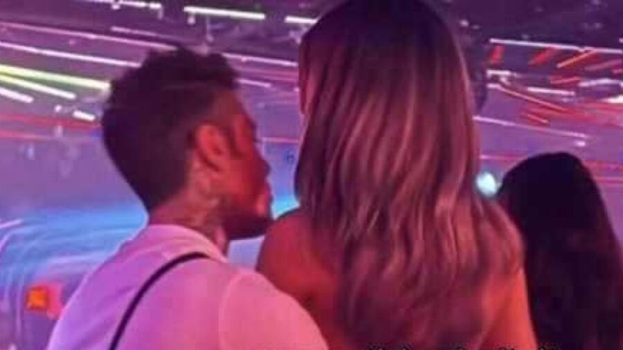 Fedez beccato in discoteca