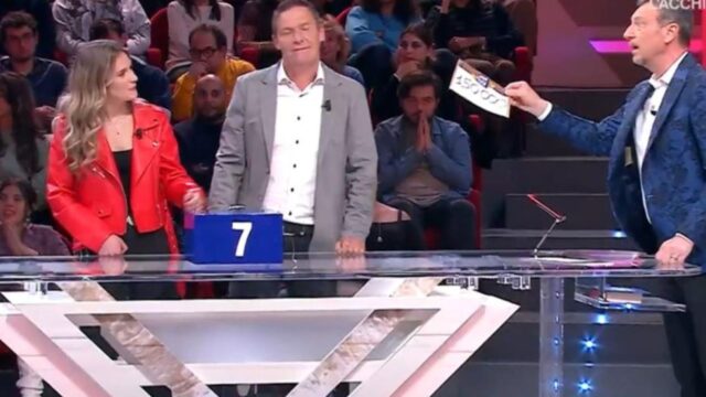 “Uno dei migliori finali di sempre” Affari tuoi, sbancato il jackpot in un modo incredibile, la reazione di Amadeus è epica: prima volta che succede