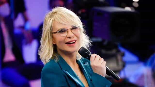 “È un’opportunità unica” Maria De Filippi e il gesto per gli allievi rimasti in gara, i fan sono rimasti senza parole