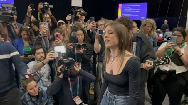 Angelina Mango esce furiosamente dalla sala stampa dell’Eurovision, l’annuncio improvviso della cantante