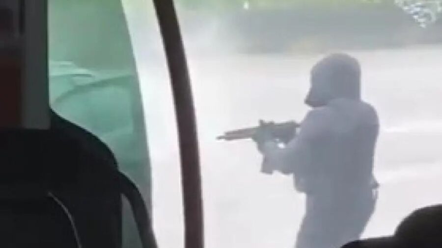 Assalto a un mezzo della Polizia penitenziaria
