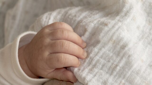 Bambino di 7 mesi muore all’improvviso in culla: era stato operato una settimana fa