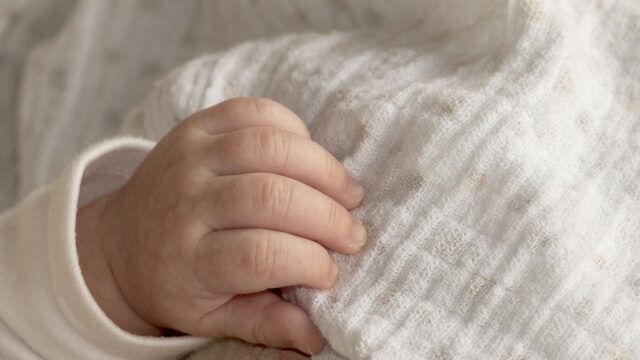 Bimba di 10 mesi muore in ospedale, c’entra un secchio di candeggina: aperta un’inchiesta. Cosa e dove è accaduto