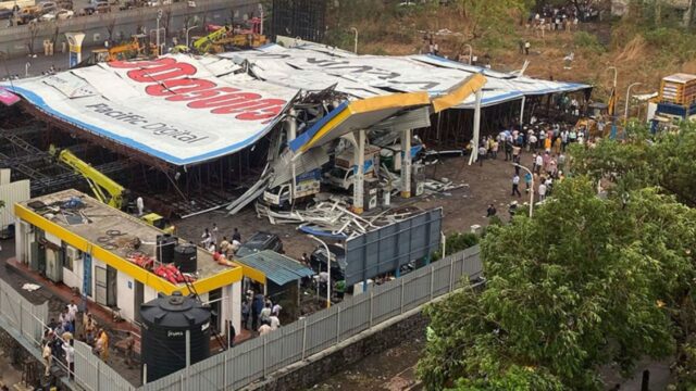 Enorme cartellone pubblicitario crolla a causa del maltempo, ci sono almeno 12 morti e diverse decine di feriti