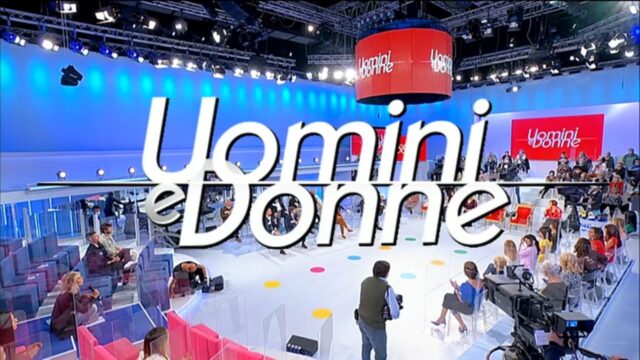 “Si è consolata con lui” La dama di Uomini e Donne beccata con il corteggiatore: esplode il gossip