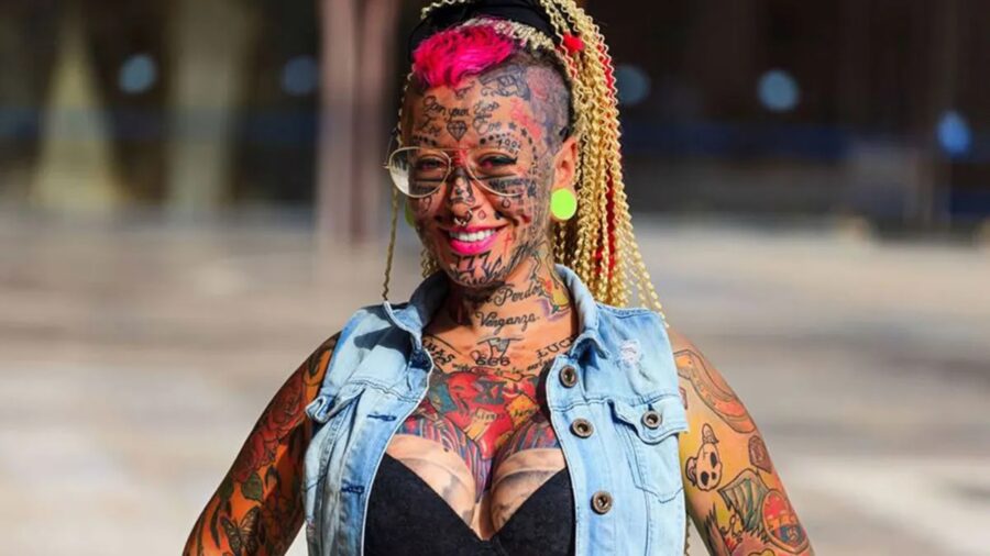La donna più tatuata d’Europa si pente e rimuove i tattoo dal viso: come appare oggi