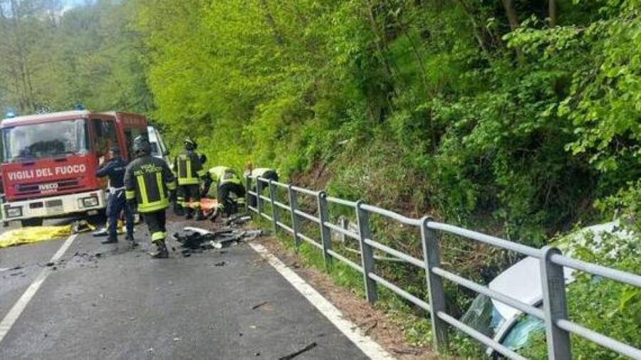 Maxi scontro, un'auto finisce in una scarpata