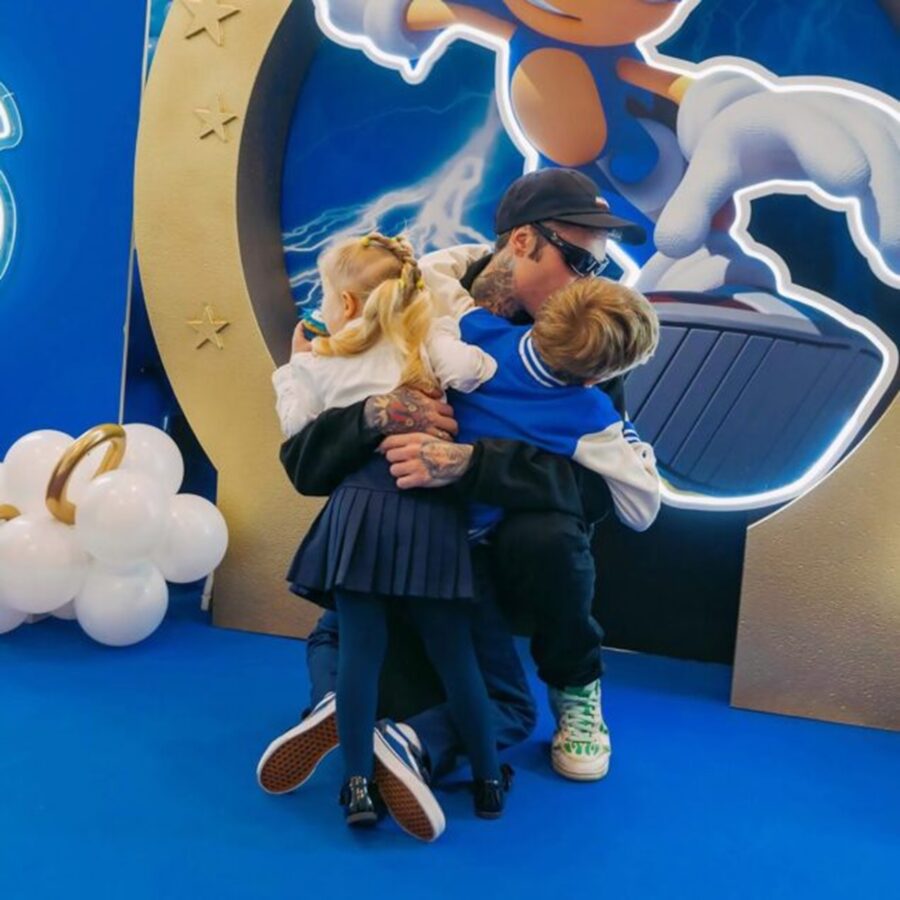 Fedez con Leone e Vittoria