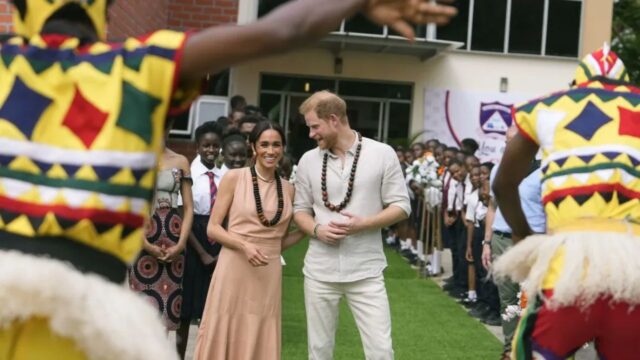 “Re Carlo e William sono furiosi con Harry e Meghan” i duchi del Sussex li affrontano “facciamo come vogliamo”