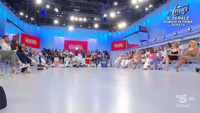 “A discutere pesantemente” Uomini e Donne, la coppia uscita da poco beccata così: loro rompono il silenzio