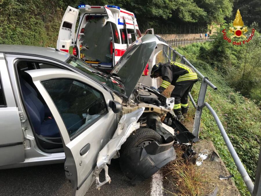 Maxi scontro, un'auto finisce in una scarpata