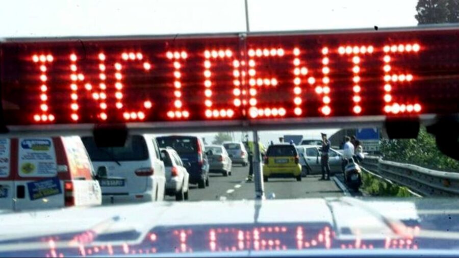 Scontro tra due scooter, un motociclista ha la peggio