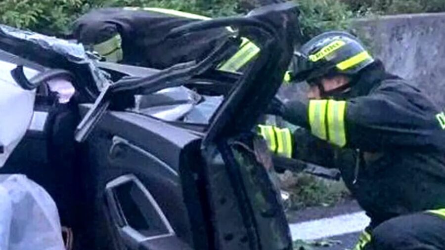 Si schiantano contro un camion accostato, muore la giovane di Lecco