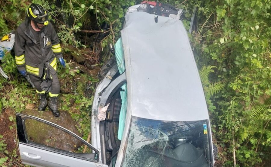 Maxi scontro, un'auto finisce in una scarpata