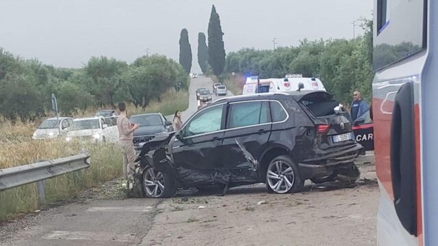 “Tragico schianto” Grave incidente sulla statale, coinvolta un’intera famiglia, è grave una neonata: dove e cosa è successo 