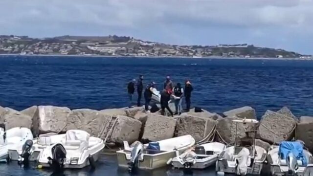 Neonato trovato morto sugli scogli, la triste scoperta grazie ad alcune riprese: cosa è emerso nelle ultime ore