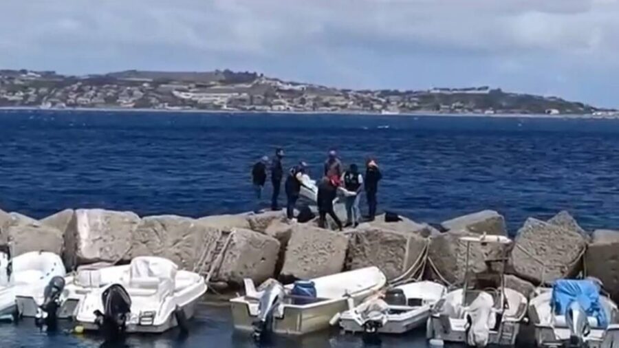 neonato trovato morto sugli scogli