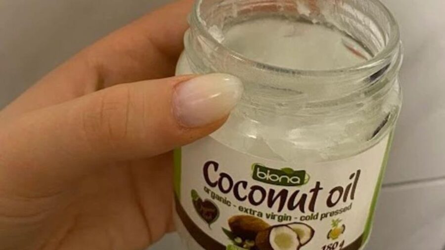 Olio di cocco usato per la salute dei nostri denti