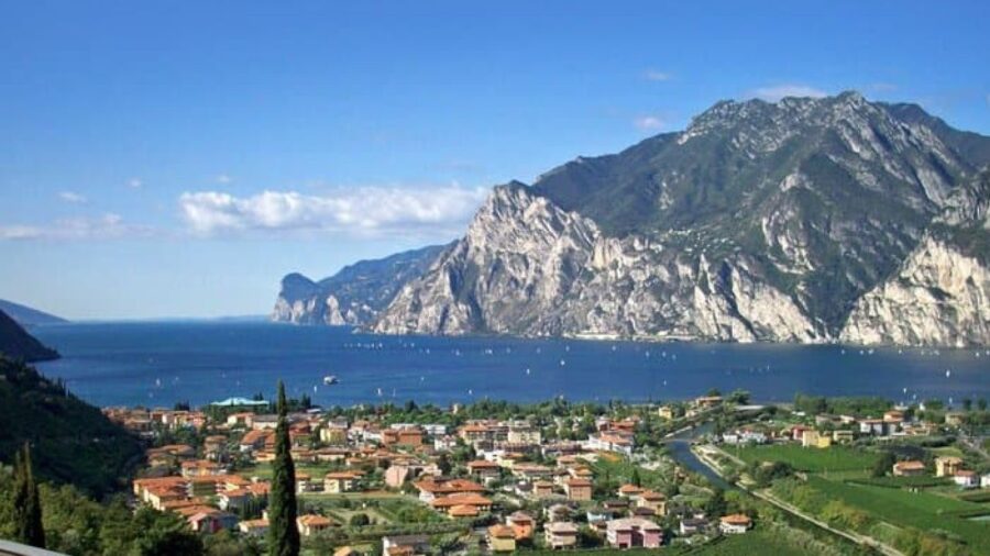 rischia di annegare in piscina, bambino a Gardone Riviera