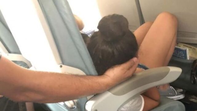 Ha cullato la testa di sua figlia per 45 minuti in modo che potesse dormire comoda durante il volo. Tuttavia l’immagine ha scatenato una polemica sul web: il motivo
