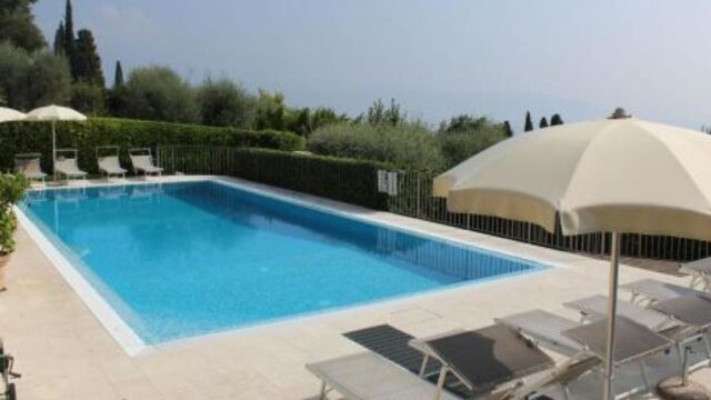 Bambino di 2 anni cade in piscina: è in gravi condizioni