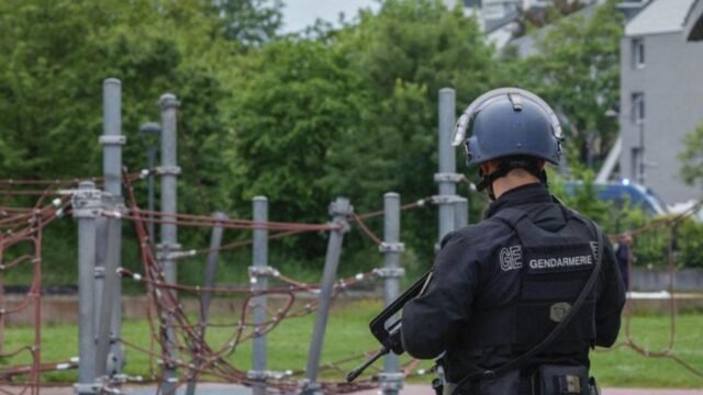 Assalto ad un furgone della polizia penitenziaria, stava trasportando un detenuto: è evaso, il bilancio è gravissimo