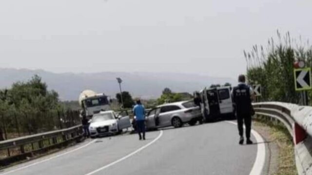 Grave incidente tra tre auto, muore una giovane mamma, la figlia 15enne è in condizioni disperate