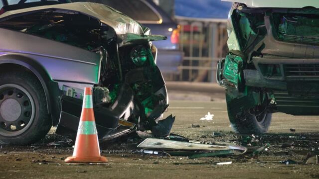 “Il bilancio è gravissimo” Tragico schianto tra due auto, due persone hanno perso la vita, ci sono feriti: dove e cosa è successo