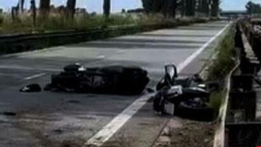 Scontro tra due scooter, un motociclista ha la peggio