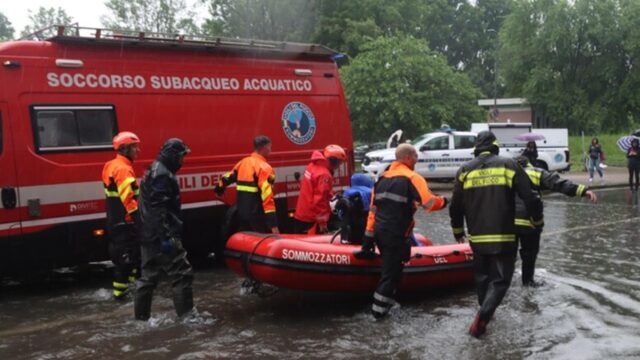 “La corrente li ha portati via” Emergenza maltempo in Italia, è allerta rossa, tre ragazzi dispersi: dove e cosa sta succedendo 