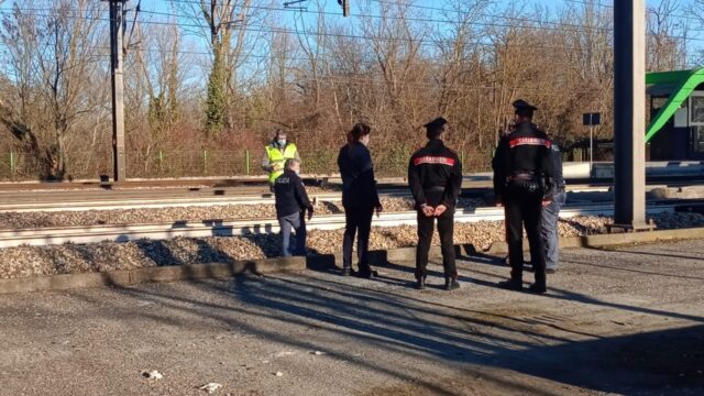 Tragedia sui binari, donna travolta da un treno è morta sul colpo: in corso gli accertamenti